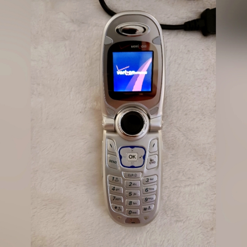 LG GO Silver Flip Phone